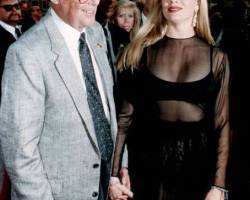 LOS ANGELES, CALIFORNIA  - JUNE 19 : Actress Kim Basinger attends the Batman movie premiere, June 19, 1989 in Westwood section of Los Angeles, California. (Photo by Bob Riha, Jr./Getty Images)