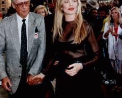 LOS ANGELES, CALIFORNIA  - JUNE 19 : Actress Kim Basinger attends the Batman movie premiere, June 19, 1989 in Westwood section of Los Angeles, California. (Photo by Bob Riha, Jr./Getty Images)