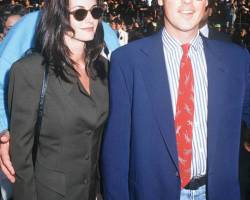 Actor Michael Keaton and his partner, actress Courteney Cox at the world premiere of 'Batman Returns' at Mann's Chinese Theatre in Hollywood, California on June 16, 1992.  (Photo by Kypros/Getty Images)