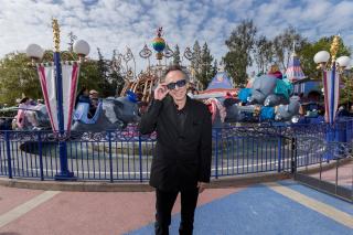 dumbo-director-tim-burton-surprises-guests-at-disneyland-1