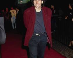 American film director Tim Burton attends the premiere of his film 'Edward Scissorhands' at the Avco Theater in Westwood, California, USA, 6th December 1990.     (Photo by Vinnie Zuffante/Getty Images)