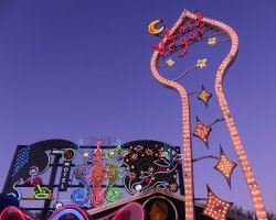 Tim-Burton-Neon-Museum-2019_8