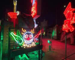 Tim-Burton-Neon-Museum-2019_9